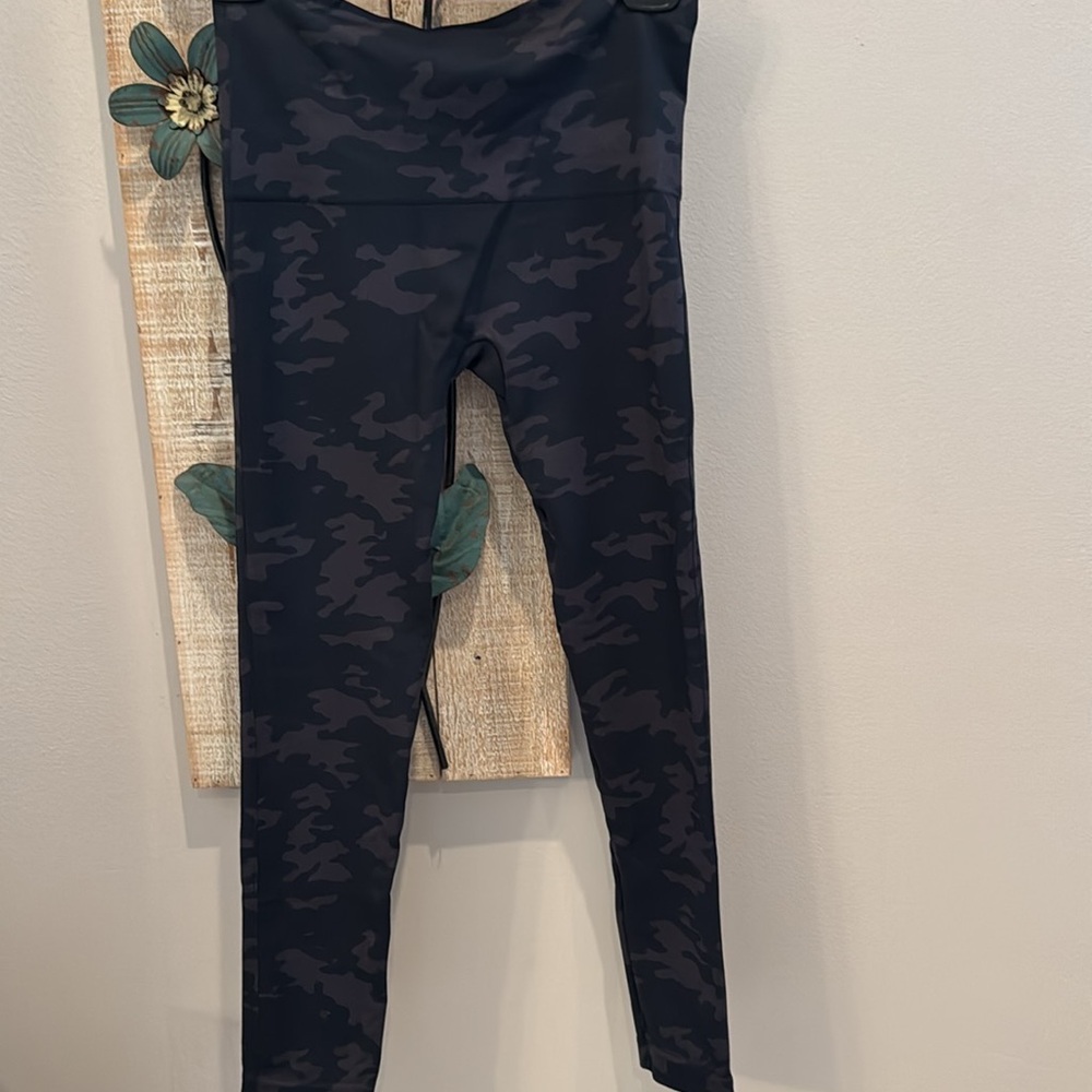 Spanx  Camouflage compression Leggings size small pre owned